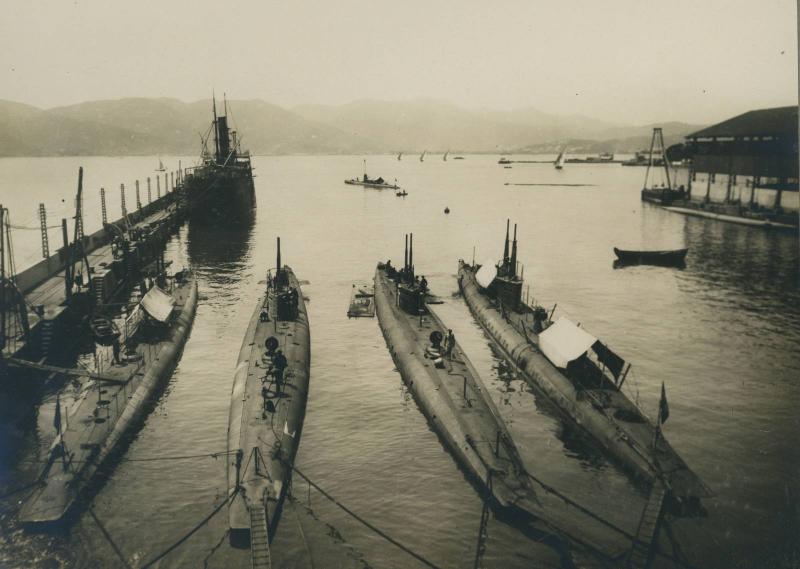 Porticciolo dei cantieri con sommergibili italiani e spagnoli