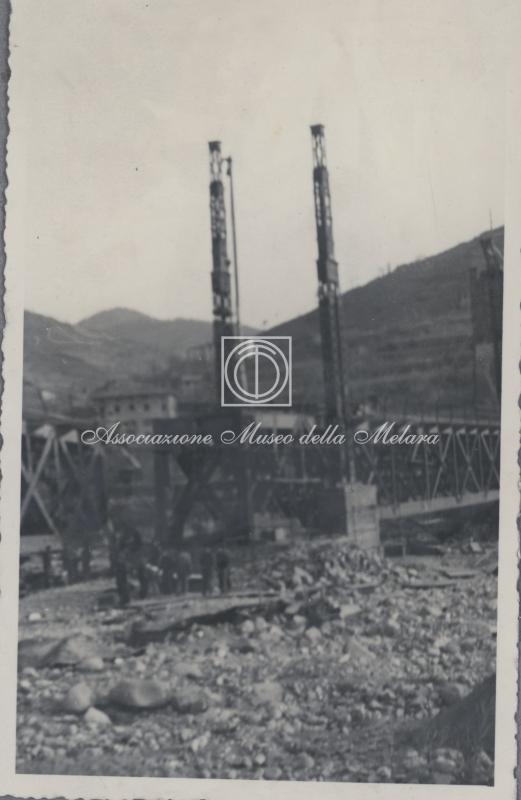 Puntelli del ponte ferroviario