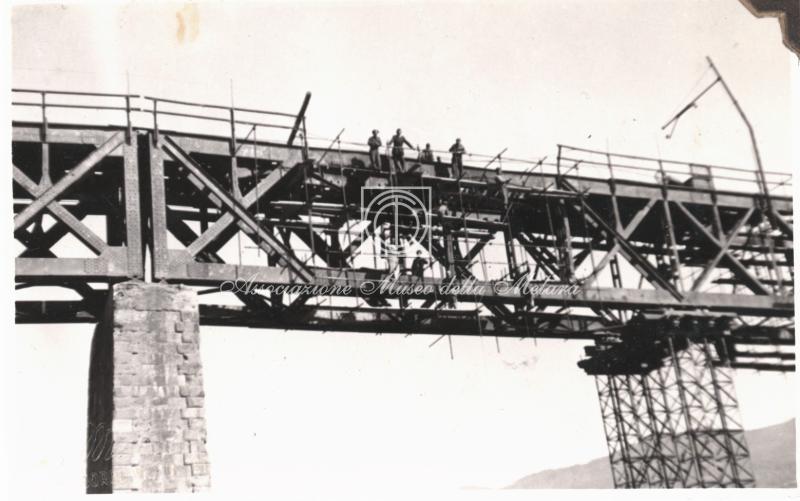 Ripristino della IV travata danneggiata da una bomba