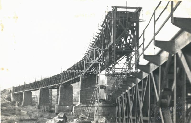 Travata in riparazione - vista dal basso