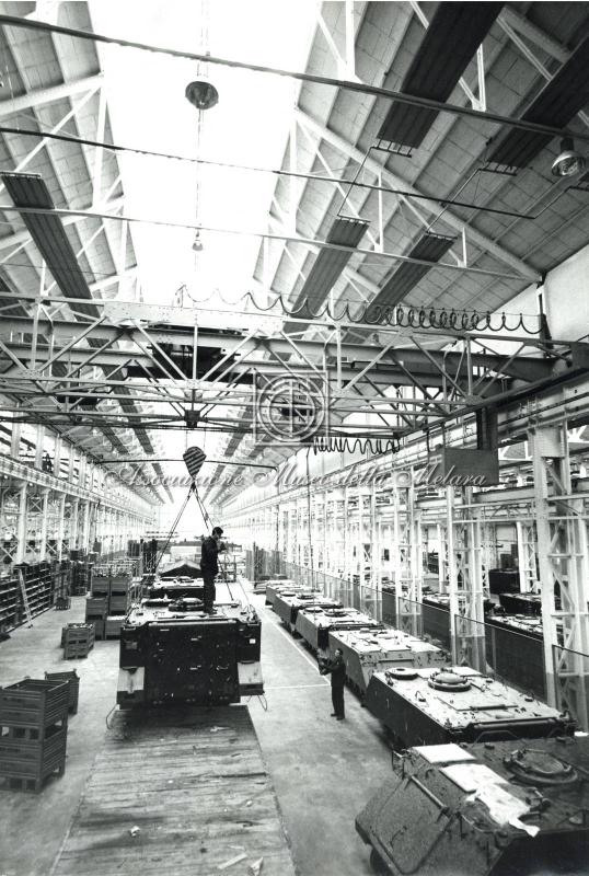 Operai al lavoro nel reparto produzione M113