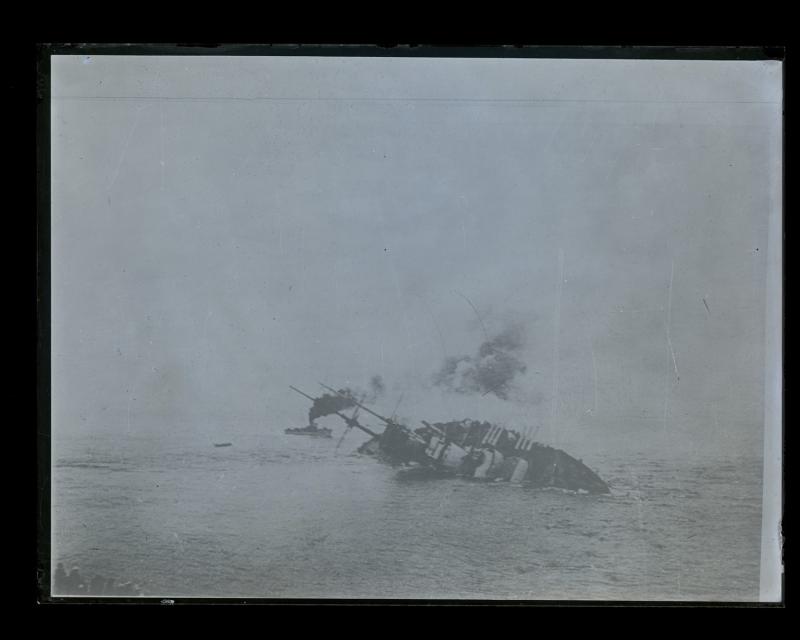 Nave colpita da siluro in affondamento - 2