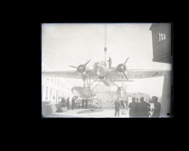 Operai a lavoro con idrovolante presso il silurificio Whitehead di Fiume