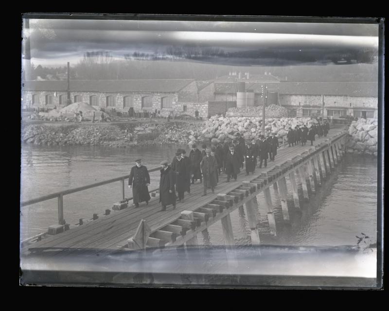 Personale civile e militare sul pontile del silurificio Whitehead di Fiume