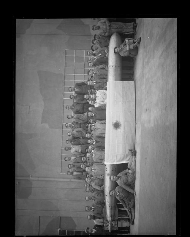 Personale del silurificio Whitehead in posa di fronte al siluro per la Marina Argentina