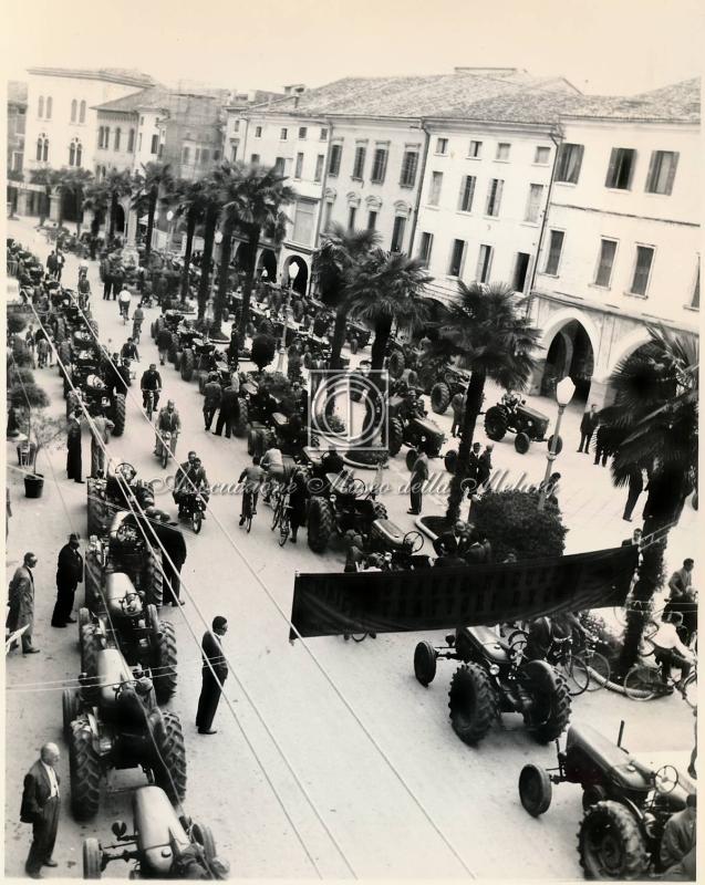 La sfilata in Corso Martiri della libertà (2)