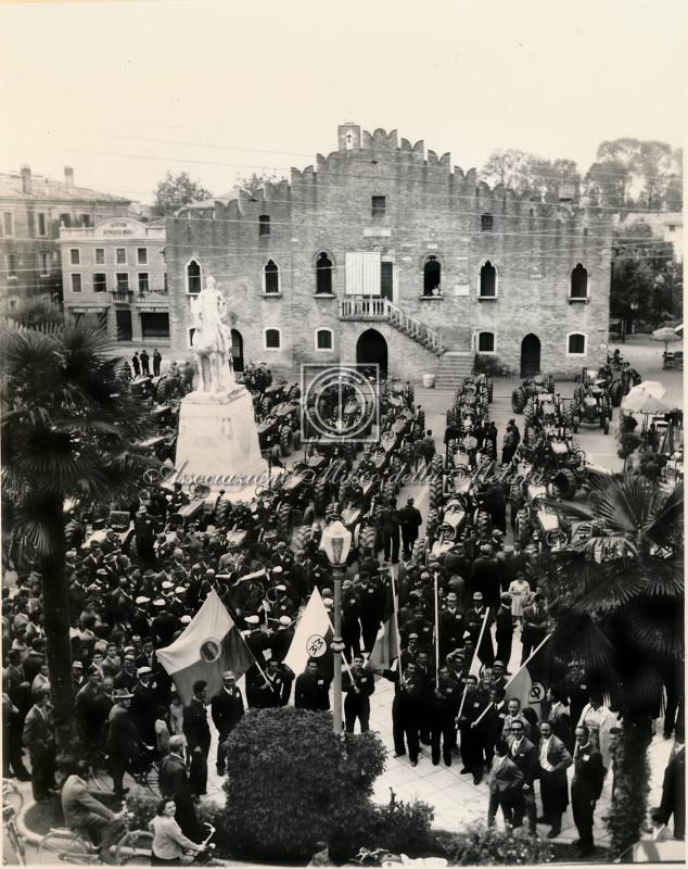 L'ammassamento di fronte al quattrocentesco Palazzo del Comune (1)