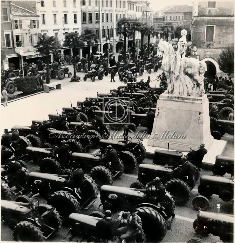 L'ammassamento di fronte al quattrocentesco Palazzo del Comune (2)
