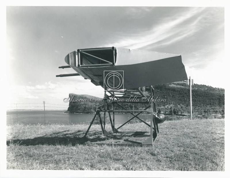 Mitragliera calibro 8 montata sull'ala di un aereo