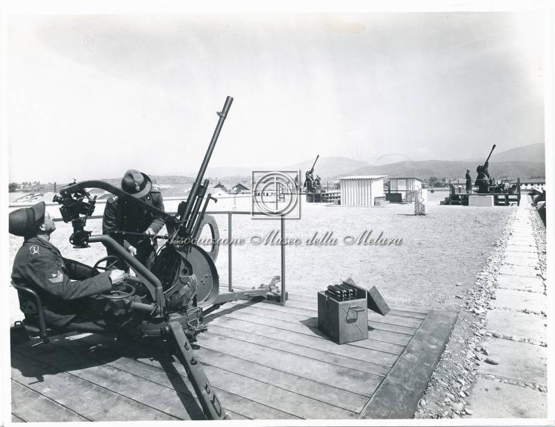 Militari  e tecnici al lavoro per la difesa contraerea dello stabilimento