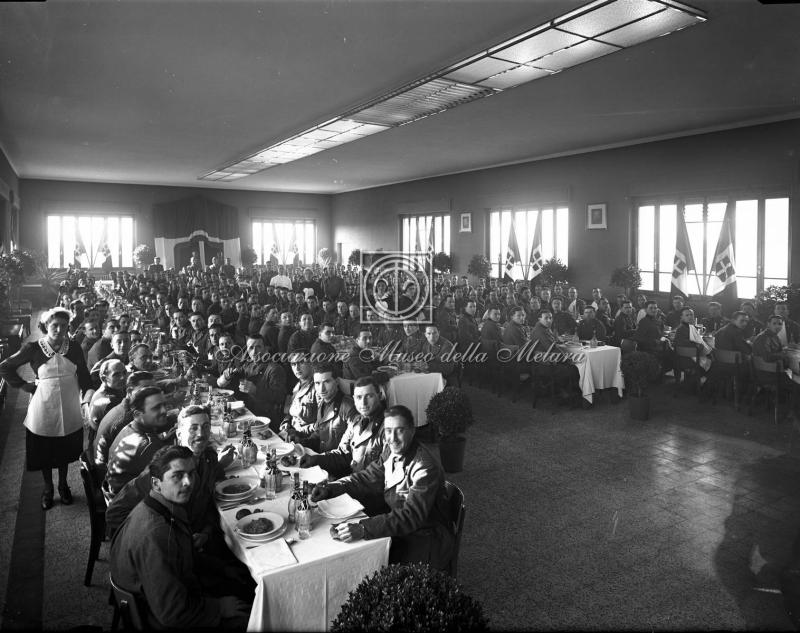 Militari e gerarchi a pranzo in sala mensa (2)