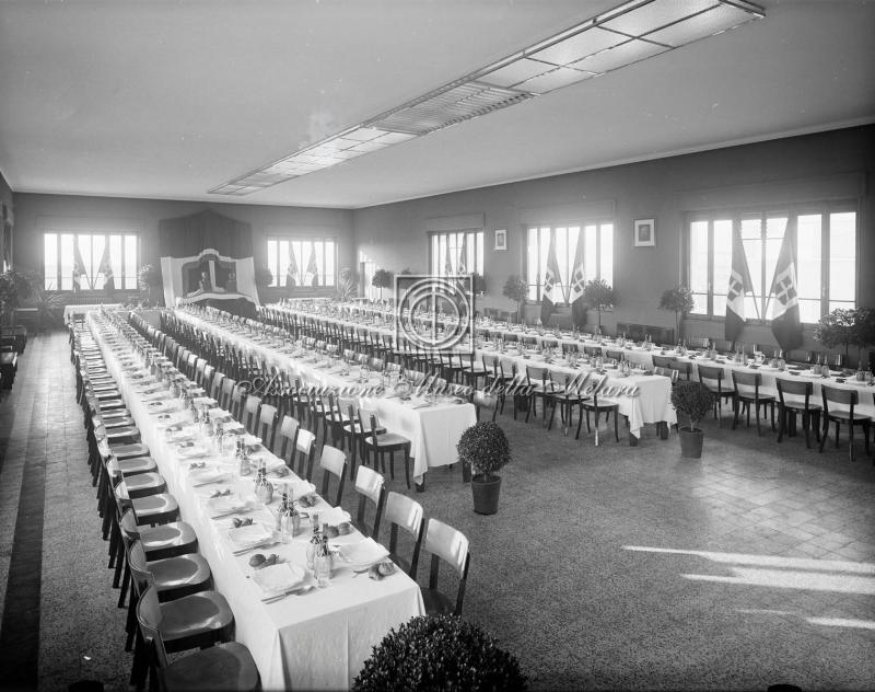 Sala mensa con tavolate apparecchiate per militari e gerarchi