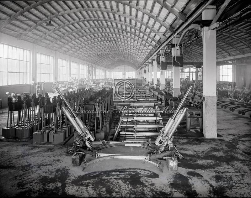 Vista del magazzino con mitraglie