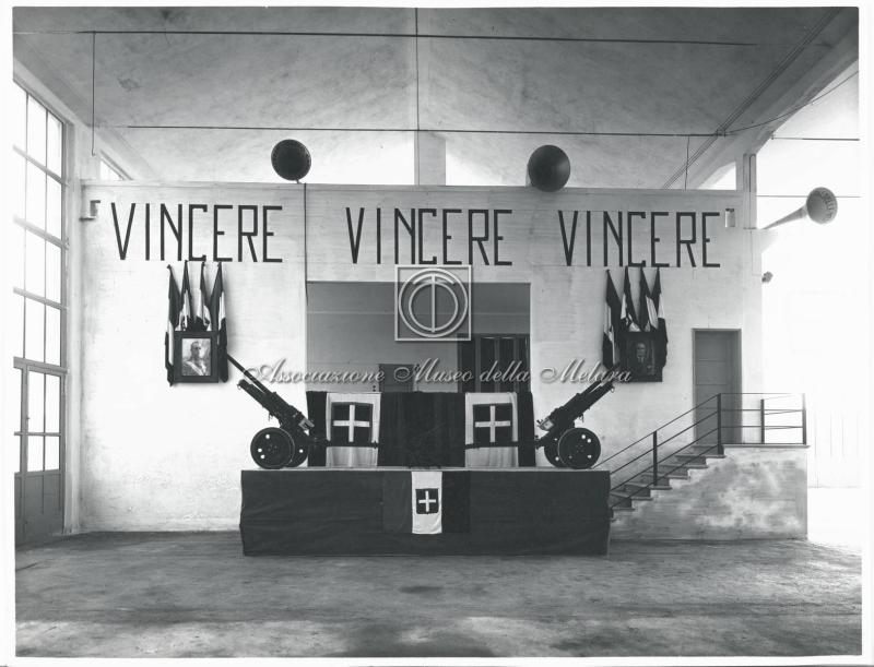 Palco nel salone allestito per comizio fascista