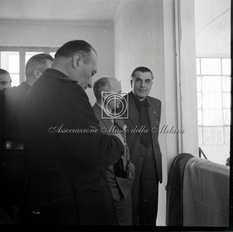 Autorità in ascolto durante comizio fascista (2)