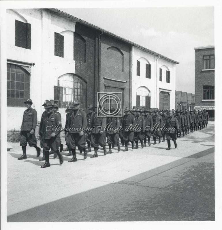 Gruppo di militari a protezione dello stabilimento in marcia