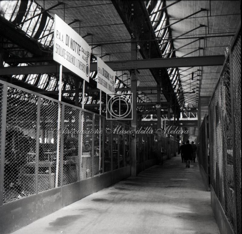 Tabella con indicazioni sui percorsi di sfollamento dentro capannone