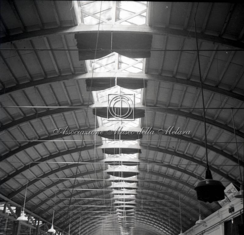 Soffitto di capannone con tende per oscuramento