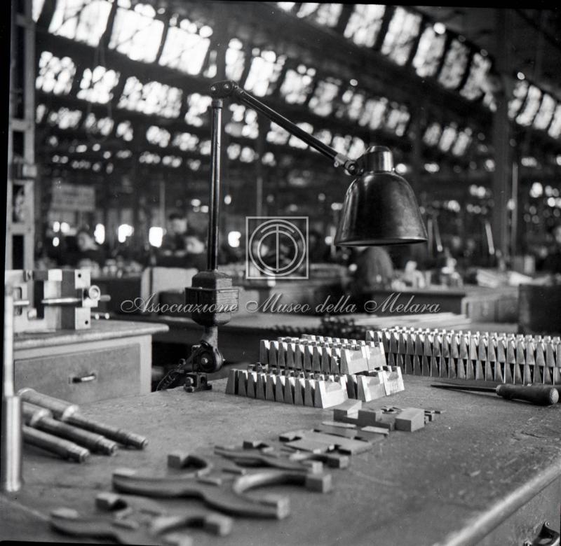 Interno del reparto collaudo con operai sullo sfondo (2)