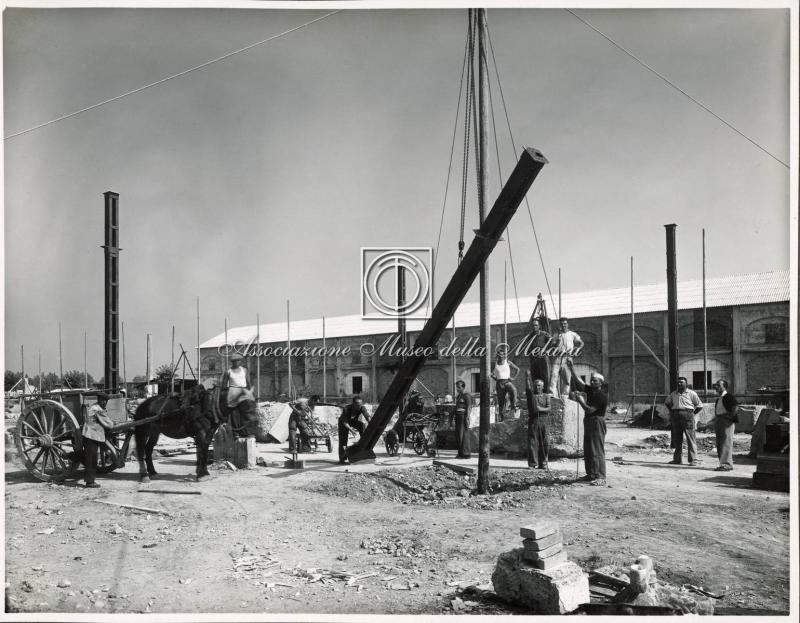 Operai al lavoro per la ricostruzione degli stabilimenti (2)