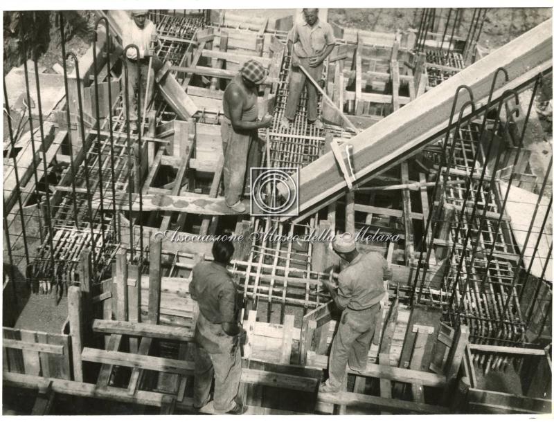 Maestranze operaie costruiscono le fondamenta