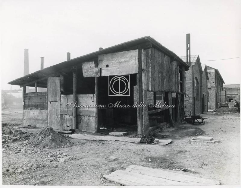 Baracca industriale con tetto in lamiera