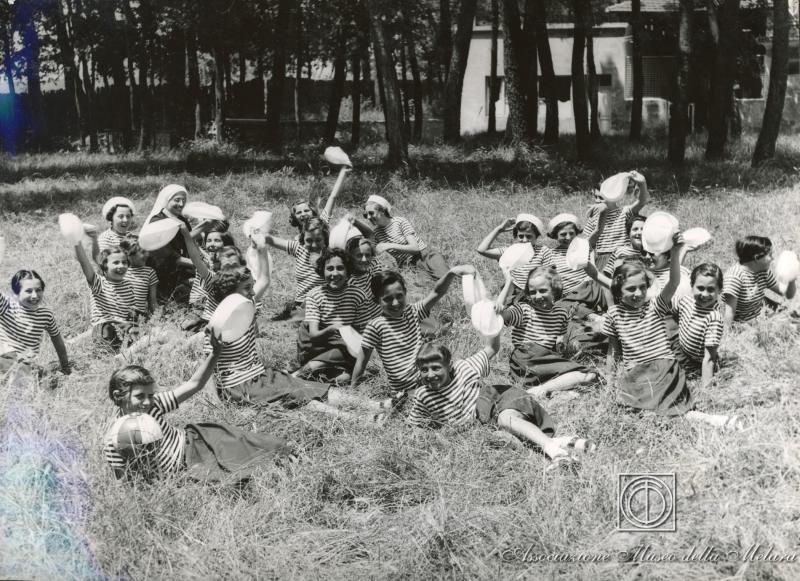 Bambine sedute sull'erba