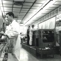 Operaio addetto al tornio al lavoro (2)