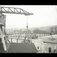 Catapulta per aviosiluri del silurificio Whitehead di Fiume con operai