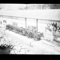 Operai sulla catapulta per aviosiluri del silurificio Whitehead di Fiume prima del montaggio