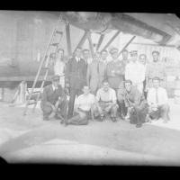 Personale civile e militare in posa sotto idrovolante