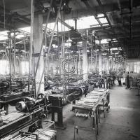 Vecchio Stabilimento. Reparto macchine con operaio al lavoro