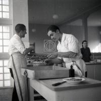 Cuochi impegnati in preparazioni gastronomiche