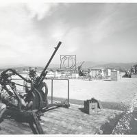 Militari con mitragliera sul tetto della palazzina della direzione