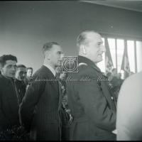 Militari e operai in sala mensa