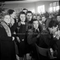 Giovani militari con giovani operaie