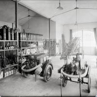 Interno di magazzino con pezzi di artiglieria (2)