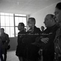 Autorità fasciste nel retropalco durante il discorso