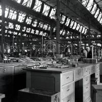 Interno del reparto collaudo con operai sullo sfondo