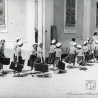 Bambine a passeggio con le valigie